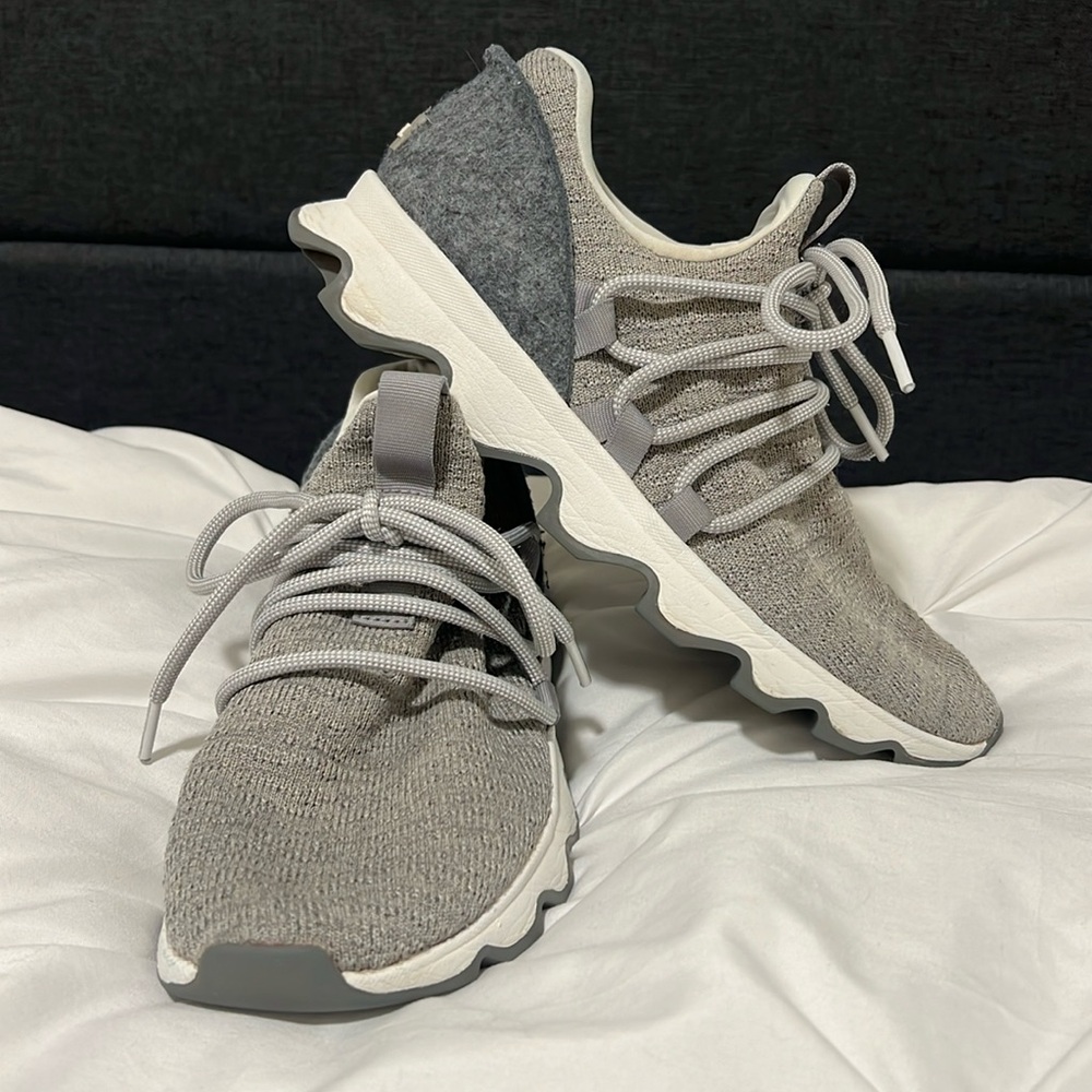 Women’s SOREL athletic Kinetic Lace Sneaker tennis shoes in gray size 9